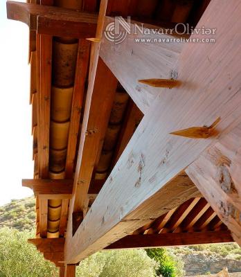 Detalle de unión de pérgola rústica estillo tradicional