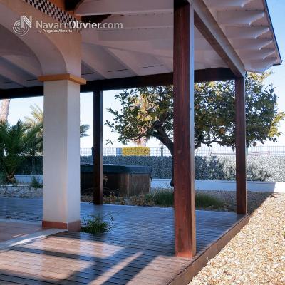 Porche adosado a chalet unifamiliar de veraneo construido en madera tratada