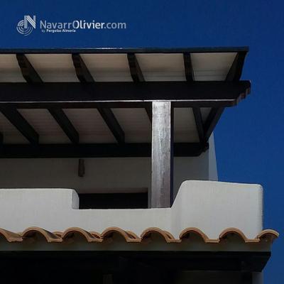Pérgola adosada en wengue y blanco para balcón