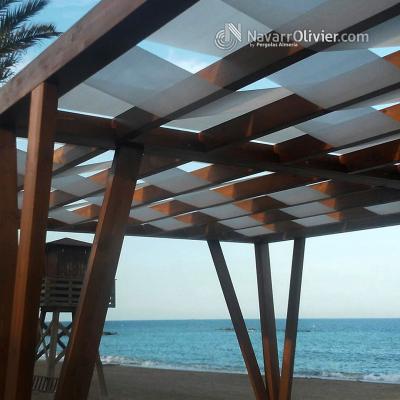 Pérgola de luz filatrada desmontable con cubierta en pvc microperforado en zig zag