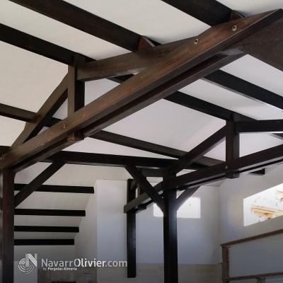Estructura de vigas laminadas para cubierta construida en panel sándwich. navarrolivier.com