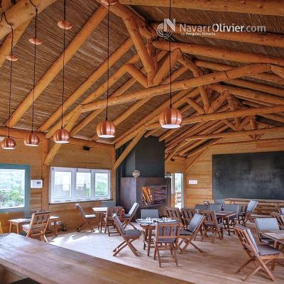 Construcción de chiringuitocon pino natural y madera serrada tratada con biocidas para su preserbac