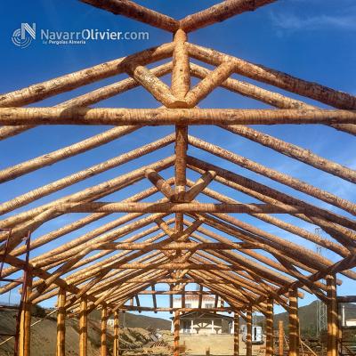 Estructura construida en tronco natural de pino tallada a mano.