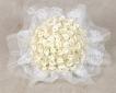 Bouquet de tul con lirios blancos