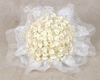 Bouquet de tul con lirios blancos