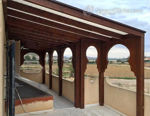 Pergola adosada de madera estilo árabe. navarrolivier.com