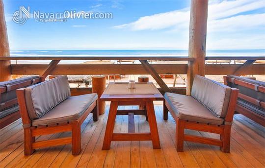 Terraza de madera para chiringuito natural en madera