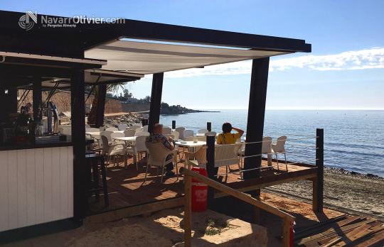 Chiringuito de 20 metros cuadrados con pérgola de madera con cubierta en material microperforado