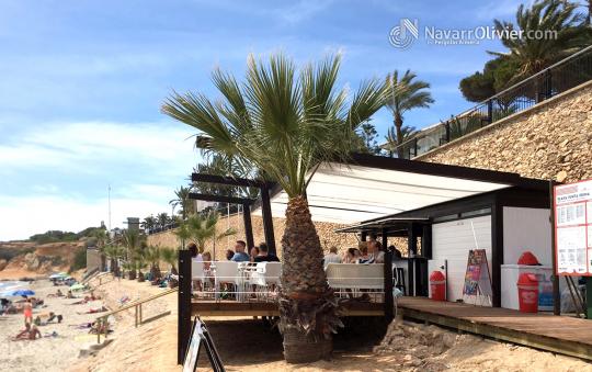 Chiringuito de 20 m2 en modulos transportables. pergola adosada y terraza sobre pilares de madera tr