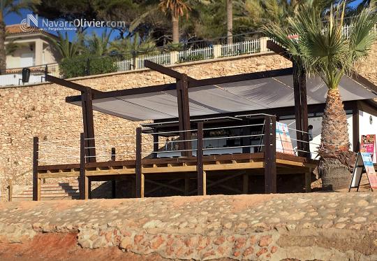 Chiringuito desmontable de 20 m2 montado sobre terraza pilotada con pérgola de sombraje en pvc micro