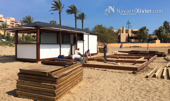 Instalación de chiringuito de temporada con terraza pilotada con módulos de tarima autoclave