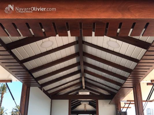 Detalle interior de chiringuito modular de 20 m2. Botelleros cuelgacopas