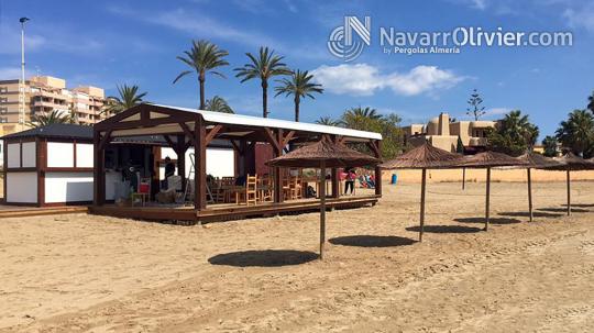Chiringuito desmontable de 20 m2 con pérgola de sombraje sobre terraza pilotada