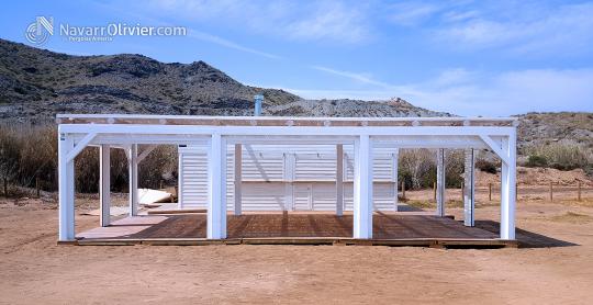 Instalación de chiringuito modular terraza y pérgola en color blanco. www.navarrolivier.com