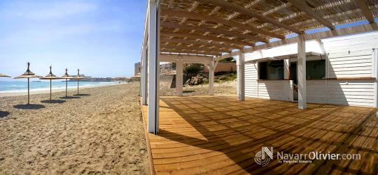 Palmito Beach Club, Calarreona. Pergola con cubierta de mimbre