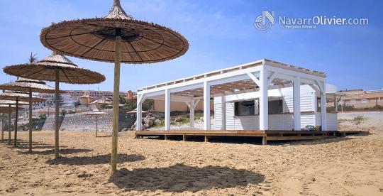 Palmito Beach Club, Calarreona. Pergola con cubierta de mimbre
