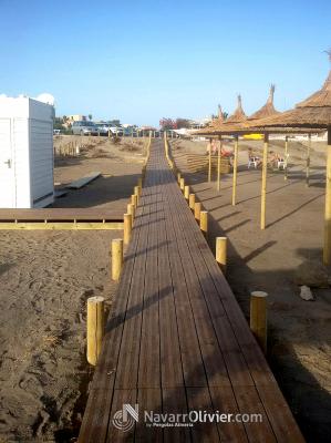 Montaje de pasarela sobre pilares para acceso a chiringuito y aseos modulares