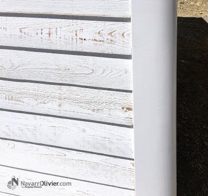 Detalle de bardage en madera aserrada blanco vintage
