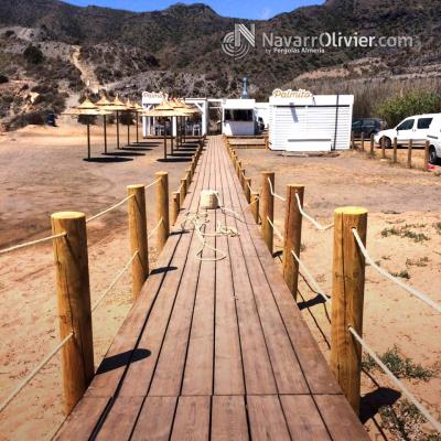Pasarela elevada sobre pilares. Palmito Beach Club - Calarreona