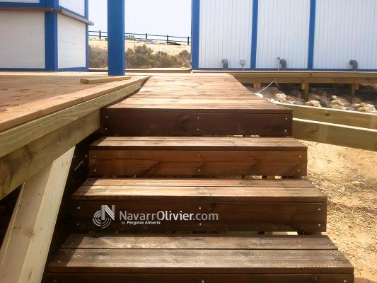 Escalera de acceso a chiringuito pilotado construida en tarima tratada en autoclave