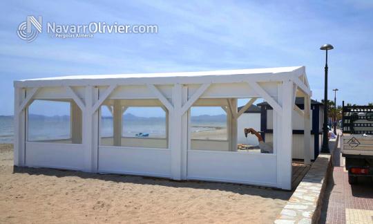 Chiringuiot de madera con pérgola blanca y tarima autoclave