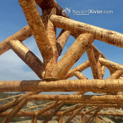 Detalle de mecanizado de cerchas en tronco natural