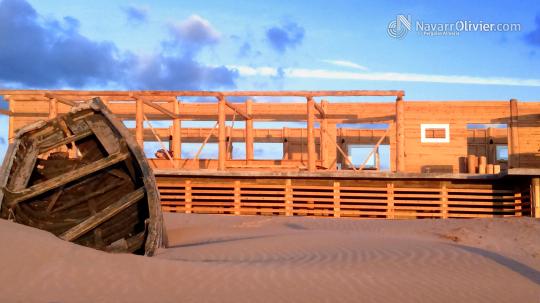 Montaje de chiringuito sobre plataforma elevada en dunas de Azmour, Marruecos