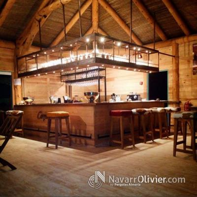 interior de retaurante construido en pino natural y madera aserrada. navarrolivier.com