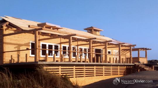 Construcción respetuosa de restaurante en playa protegida