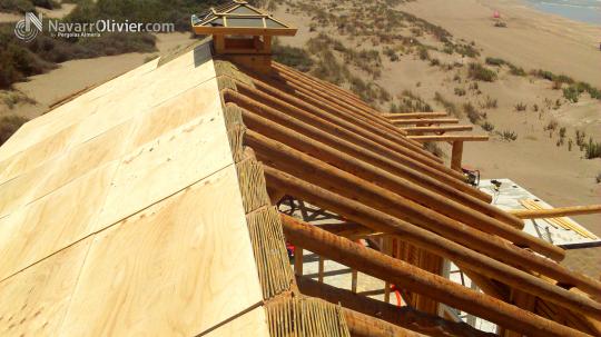 cubierta natural construida en tronco, mimbre, tablero mariono y brezo