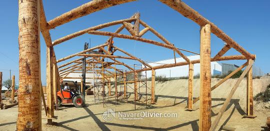 Montaje de estructura de tronco para restaurante