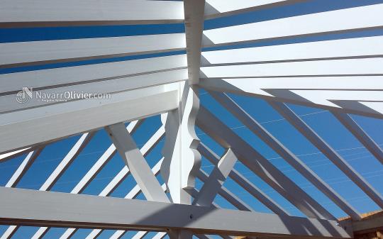 Estructura para tejado a 4 aguas en madera color banco
