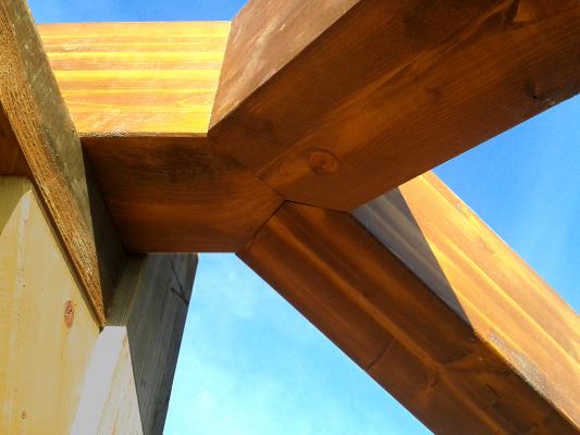 Detalle de unión de pendientes de cubierta de madera