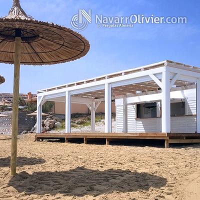 Chiringuito de playa construido en madera para exterior con pérgola