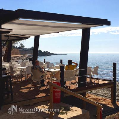 Chiringuito con terraza elevada y pergola desmontable