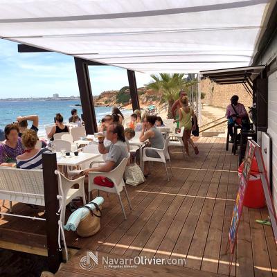 Terraza para chiringuito con tarima autoclave y sombraje en microperforado.