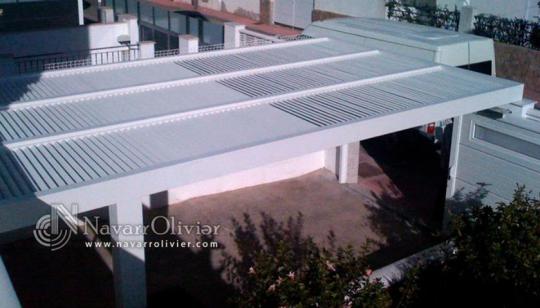 Pergola de lamas orientadas en madera acabada en blanco