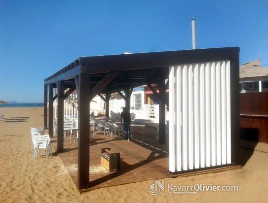 Pérgola para terraza de bar en la playa