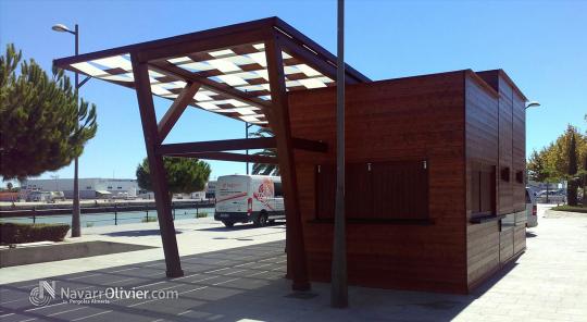 Chiringuito con érgola construido en madera para exterior