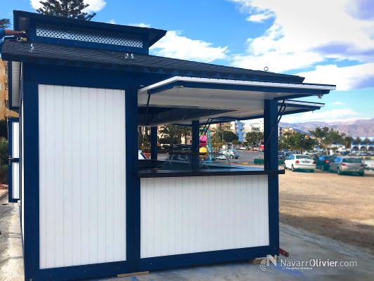 Chiringuito de 15 m2 con zona de bar y almacén construido en madera