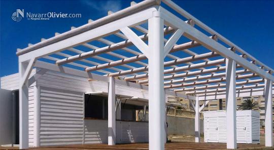 Caseta de madera con pergola y tarima. La Manga, cartagena