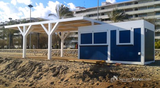 Chiringuito de madera tratada acabado en azul y blanco con pérgola alistonada