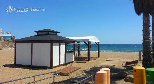 Chiringuito de madera a 4 aguas con pérgola desmontable