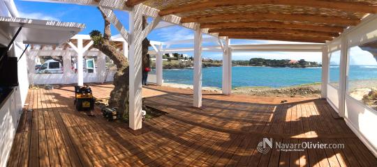 Terraza de chiringuito La Sal, en Cadaqu´z, Girona. navarrolivier.com