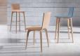 Silla de comedor de diseño con respaldo en tablero contrachapado curvado en diferentes acabados. Patas en madera de haya. Silla de comedor de diseño con respaldo en tablero contrachapado curvado en diferentes acabados. Patas en madera de haya.