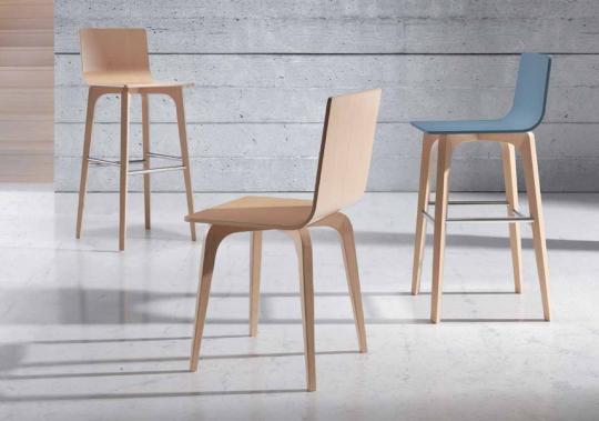 Silla de comedor de diseño con respaldo en tablero contrachapado curvado en diferentes acabados. Patas en madera de haya. Silla de comedor de diseño con respaldo en tablero contrachapado curvado en diferentes acabados. Patas en madera de haya.