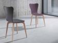 Silla de comedor de diseño con respaldo contrachapado curvado en diferentes colores y patas en madera de haya. Silla de comedor de diseño con respaldo contrachapado curvado en diferentes colores y patas en madera de haya.