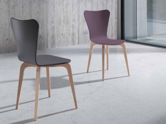 Silla de comedor de diseño con respaldo contrachapado curvado en diferentes colores y patas en madera de haya. Silla de comedor de diseño con respaldo contrachapado curvado en diferentes colores y patas en madera de haya.