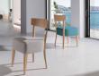Silla de comedor de diseño con respaldo bajo, asiento grueso tapizado, respaldo y patas en madera de haya. Silla de comedor de diseño con respaldo bajo, asiento grueso tapizado, respaldo y patas en madera de haya.