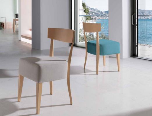 Silla de comedor de diseño con respaldo bajo, asiento grueso tapizado, respaldo y patas en madera de haya. Silla de comedor de diseño con respaldo bajo, asiento grueso tapizado, respaldo y patas en madera de haya.